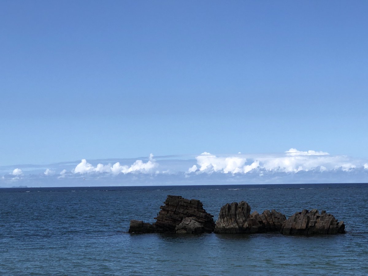 sumabeach_'s tweet photo. 沖の雲はまだまだ夏空(^^) https://t.co/lINa3jEpaf