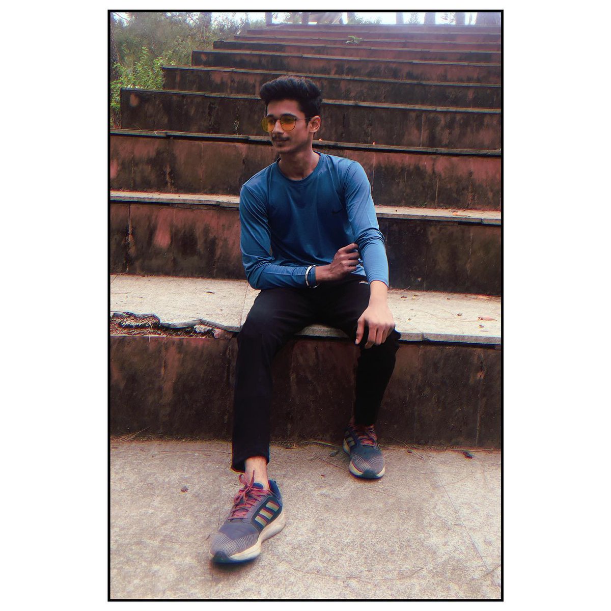 MicahBorgefd's tweet photo. Sitting alone is better than walking with the wrong people. https://t.co/PyCTyDzqUR