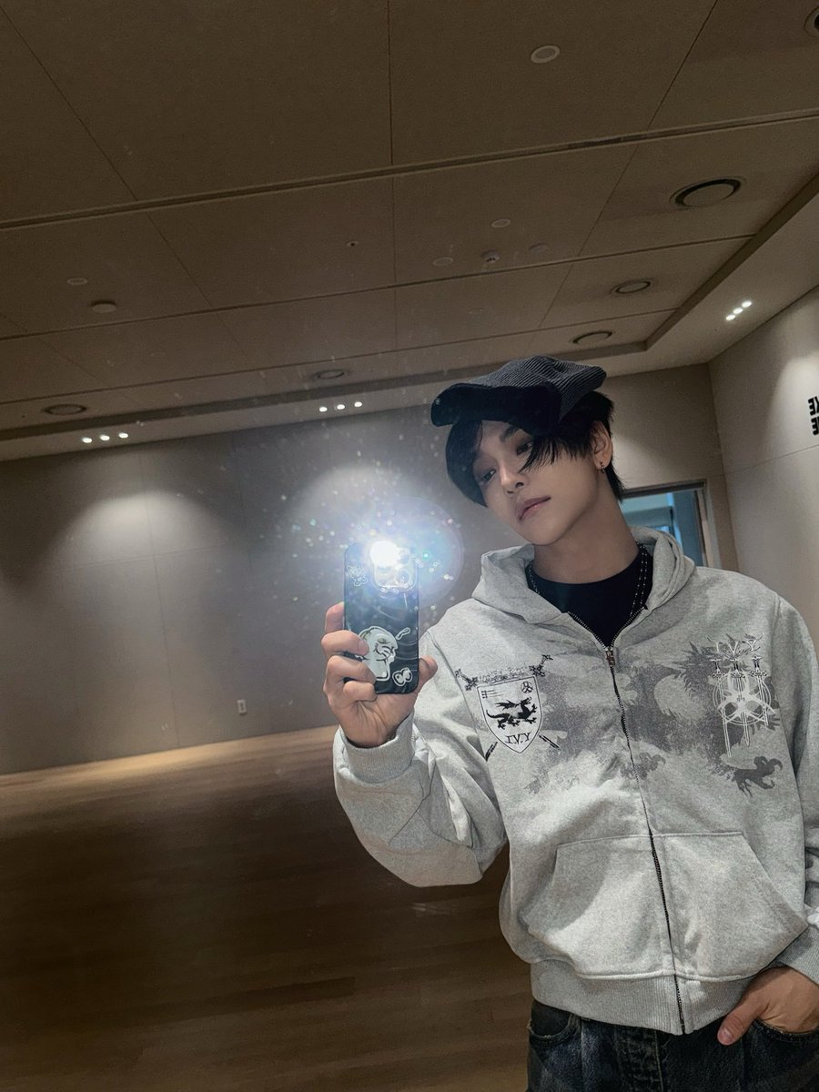xinIoong's tweet photo. Just took a mirror selfie. It looks pretty dark, yeah? But somehow I feel so cool in this hoodie right now. Quiet late night vibes. You ever feel the same way? https://t.co/XJWW9msjis
