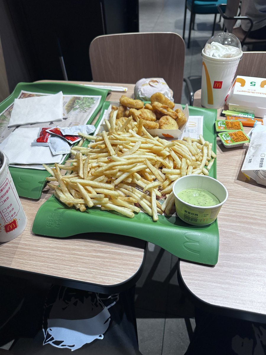 fk1LUV's tweet photo. 药物 酒精 性爱 构成了完整的我 https://t.co/T8AxROkpZz