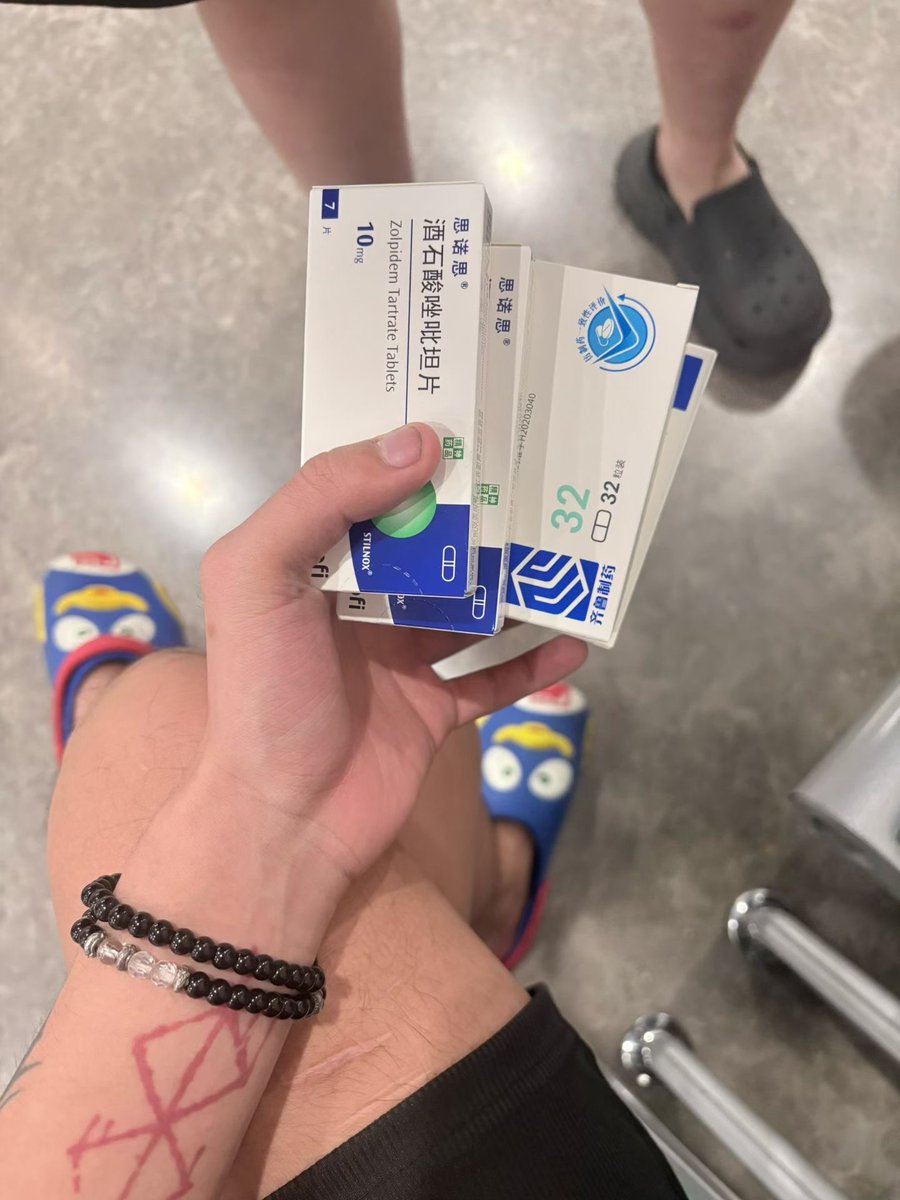 fk1LUV's tweet photo. 药物 酒精 性爱 构成了完整的我 https://t.co/T8AxROkpZz