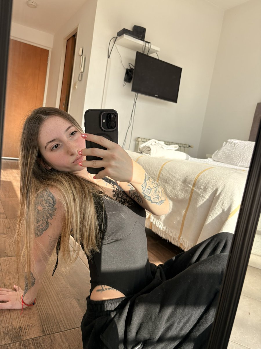 Jstsassyeve's tweet photo. I keep getting sexier and it’s scaring me 😭 https://t.co/BNbQnkkbq2