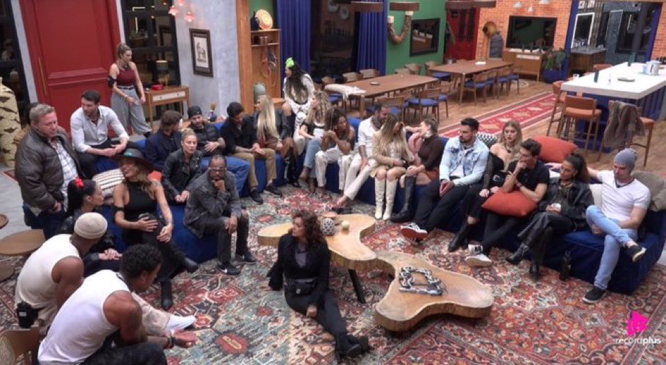 stephaniegomesb's tweet photo. Todos esperando a edição começar! 📺

#TeamStephanie | #AFazenda18 https://t.co/miO5E7HQqd
