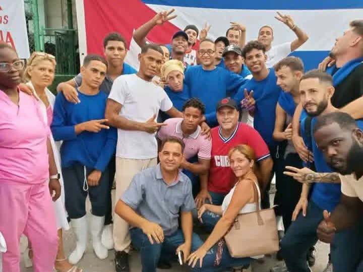 GHNordelo5's tweet photo. Cederistas de Arroyo Arenas, en La Lisa, nos acompañaron en un barrio debate contra el flagelo de las drogas. #Cuba #CDRCuba #MiBarrioPorLaPatria #ContraLasDrogasSeGana https://t.co/maSwJ1QMHI