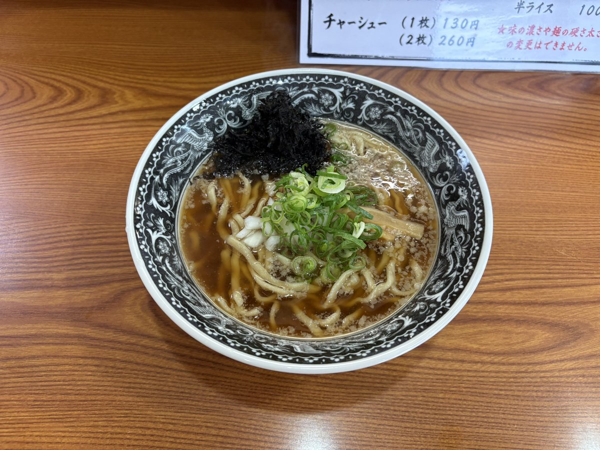 sugi_January's tweet photo. めん吉松
かけアゴだしラーメン

他のメニューが気になり過ぎての朝ラーでございます。
緩いウェーブの口当たりの良い太縮れ麺に醤油が強めのスープ。バラ海苔をスープに浸してよく混ぜると、キリッとした醤油味がカドの落ちたマイルドなスープに変身。

うむ。やっぱり安すぎ。
ごちそうさまでした。 https://t.co/mfHaKZWpAN