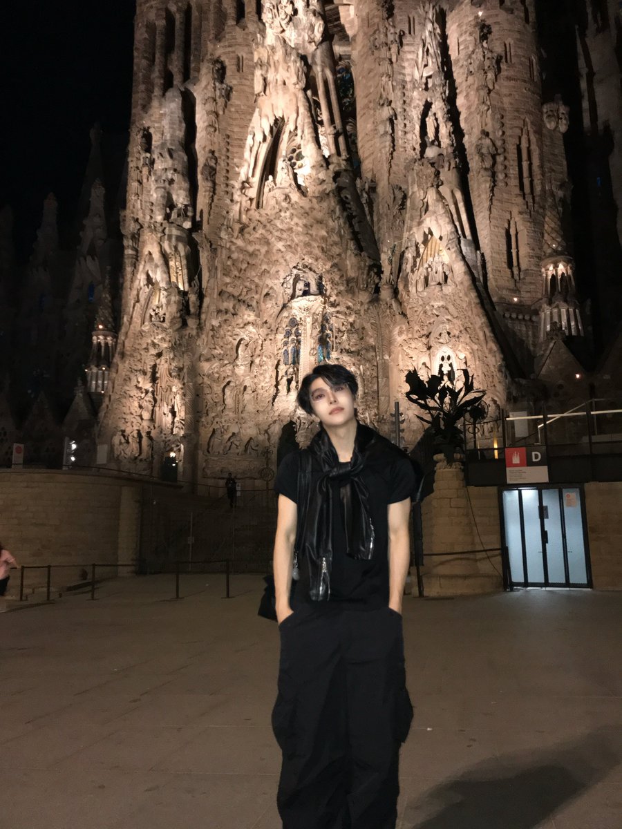 xinIoong's tweet photo. Barcelona feels different under these lights. Feeling so happy in this all black outfit, just soaking in the moment. I'll be back. https://t.co/XPXEx2x5Tq