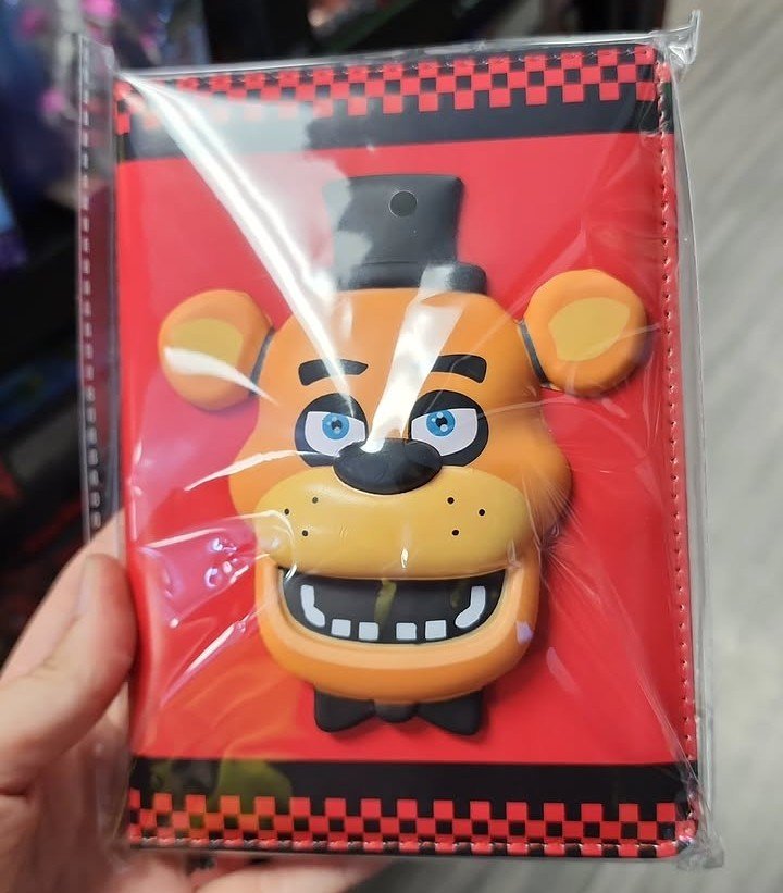 HugoFer88167051's tweet photo. FNAF Merch News:
A new wallet of Freddy Fazbear has been found at GameStop credit to the_afton_archives on Instagram https://t.co/WOg1A0ug1q
