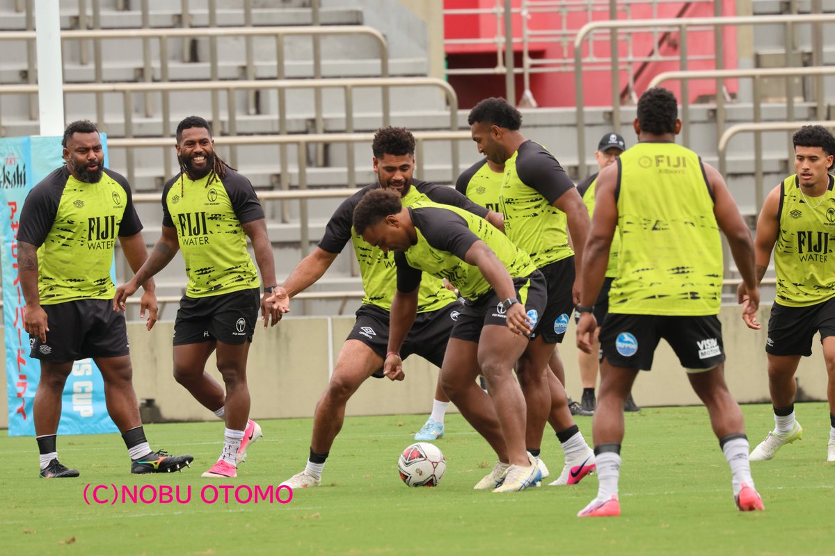 rugjpn365's tweet photo. あすのPNC決勝に向けフィジー代表フライングフィジアンズが秩父宮で前日練習。とてもスキルフルなボールコントロールと活発なコミュニケーションを見せていました。ん？　ボールが丸い？ https://t.co/duOzSqraZl