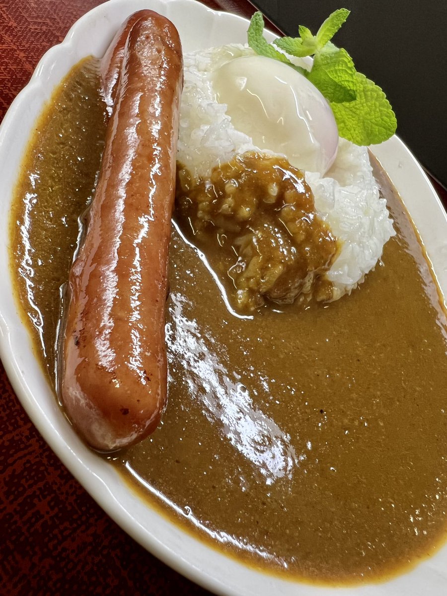 sunmorinaga's tweet photo. 食べ応えのある一皿🥄ロングサイズウィンナー2本と半熟卵をトッピングした「ウィンナーエッグカレー」です🍛カレールーのベースはコトコトと手間暇かけて取った「十日だし」👨‍🍳そこに色々なフルーツやスパイスなどを合わせて仕上げています✨深みのある味わいをぜひご賞味下さい😃
#佐賀県 #カレー https://t.co/jA0smQYS6f