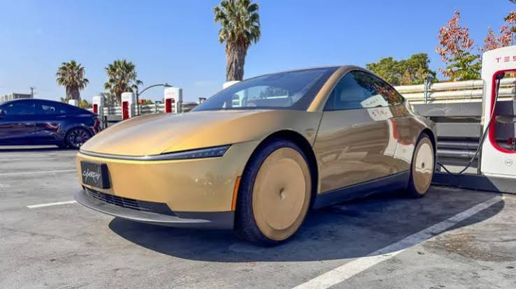 buzzb0x's tweet photo. me when i'm trying to impress dubai bling trade https://t.co/pciu64DpMV