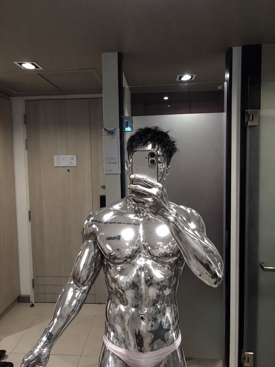 AdollsK16857's tweet photo. ChatGPT prompt : ทำรูปนี้ให้เป็นโครเมี่ยม โลหะสีเงินเงา บริเวณที่เป็นผิวหนังทั้งหมด คล้ายงาน CGI body paint https://t.co/3DPyKoJ677
