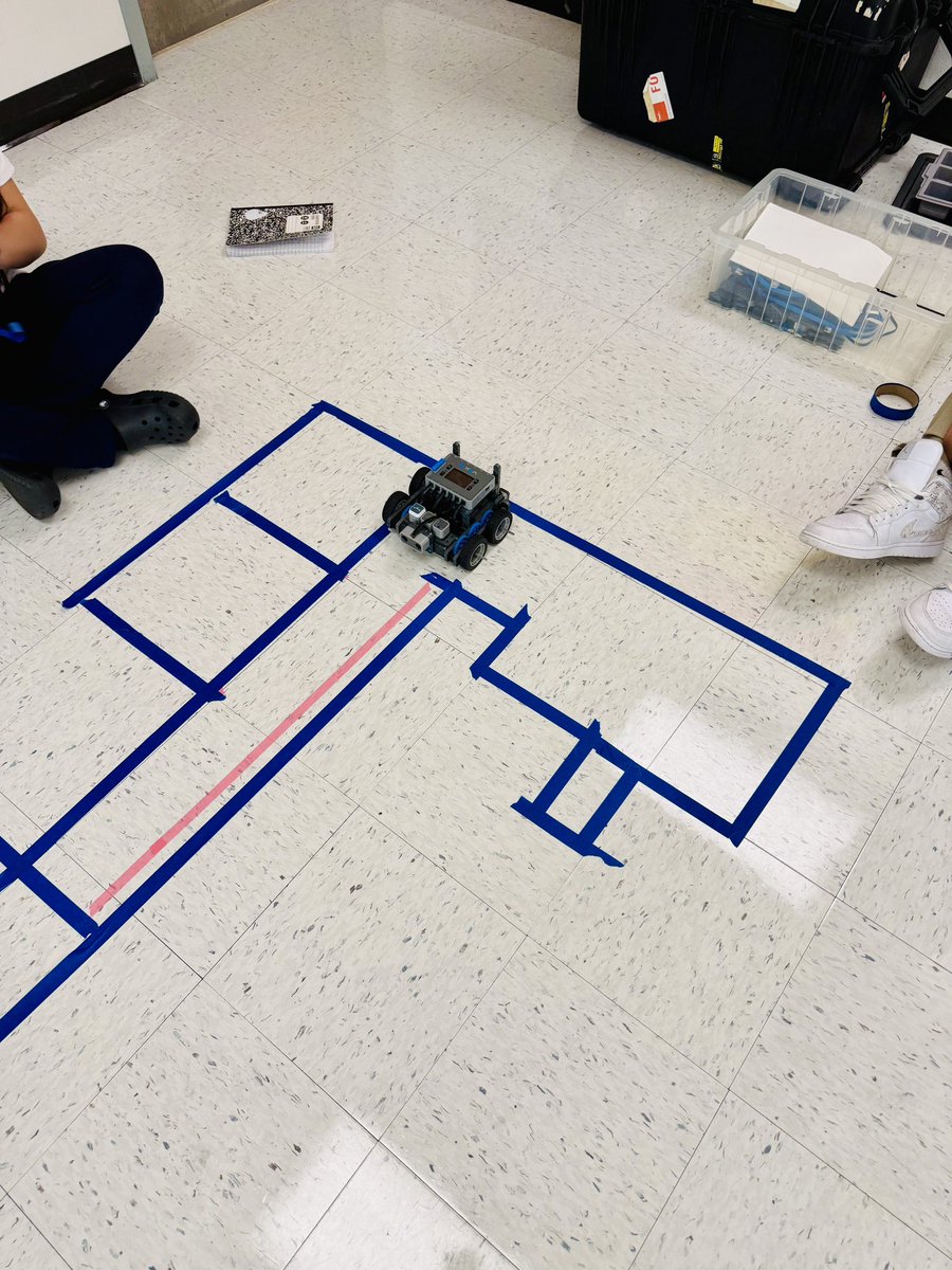 edwalkerms's tweet photo. Advanced Robotics students working hard to map out classrooms, then they will program their robots to ‘pick up’ recycling from each room! #stem https://t.co/5uPCNYiRWc