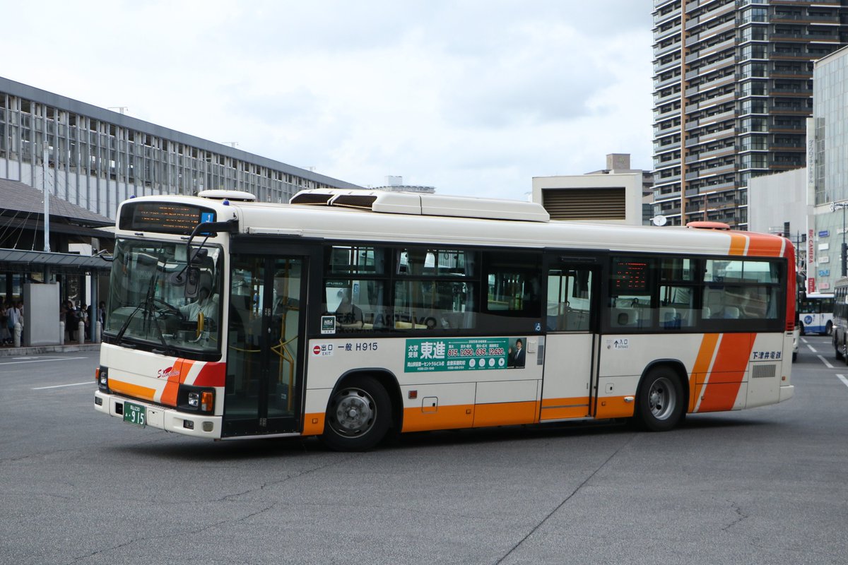 Dark_Feather_57's tweet photo. 岡山駅周辺で見かけた下電のバス達。エルガやブルーリボンⅡが多く見られましたが、古参の7Eも来てくれました。7Eは元西武の3扉U-UAで、後ろの扉は塞がれておりますが、窓や車体下部の形状から3扉時代の名残が見られます。
①U-UA440LSN
②2KG-LV290N2
③PKG-KV234N2
④KL-LV280L1改 https://t.co/Tsgza8GLsU