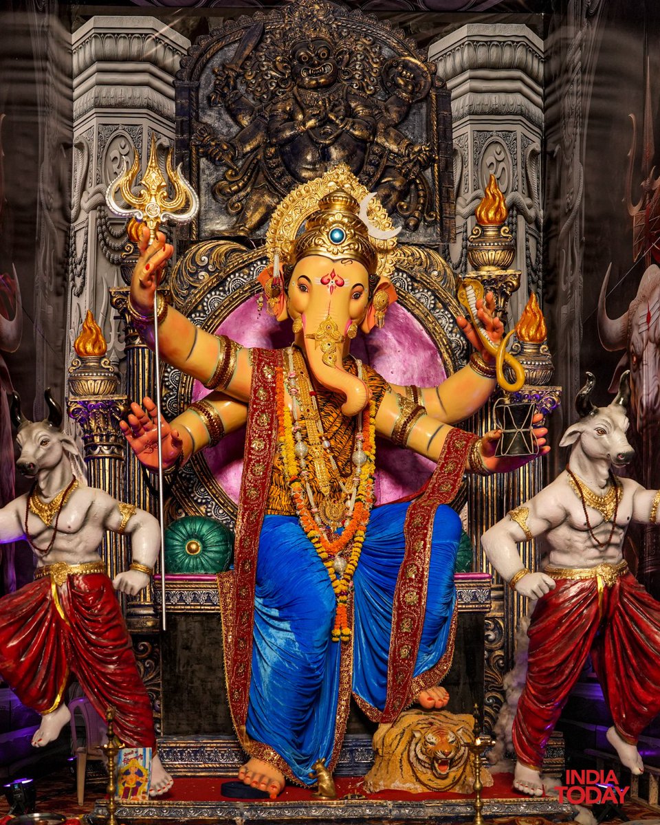 IndiaToday's tweet photo. People offer prayers to Lord Ganesha during the ongoing Ganesh Chaturthi celebrations across the country.
#GaneshChaturthi #LordGanesha #GanpatiBappa #FestivalsOfIndia #ITPhotoblog https://t.co/RkWLadZDBW