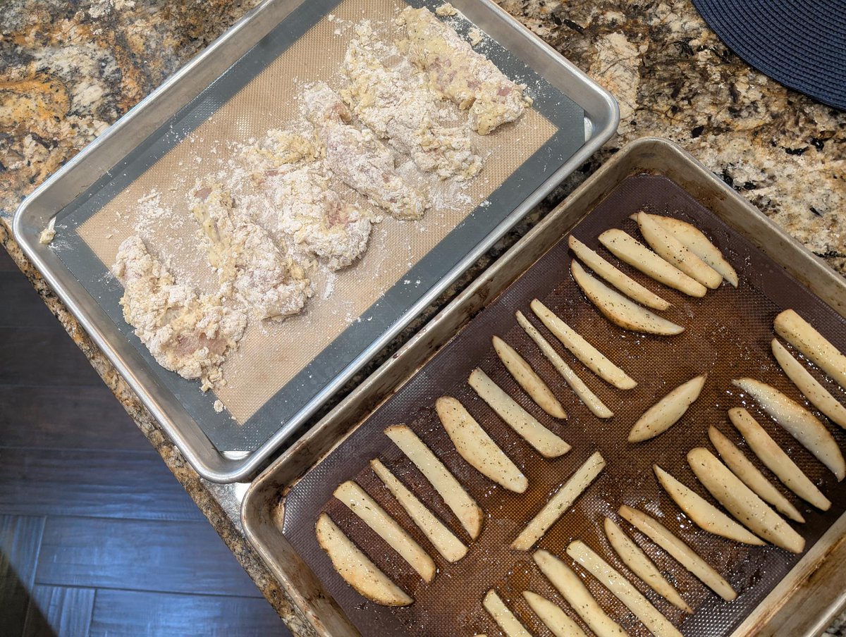 Bryanne's tweet photo. Talking to the void...
Country music blasting in the kitchen, the sweet scent of banana bread tangling with homemade chicken tenders and fries. All while watching the sunset fading through my kitchen window.  Goodnight, void. Keep the stars warm for me.🌒✨🍞💚🏜️ https://t.co/XuBZb5ajtH