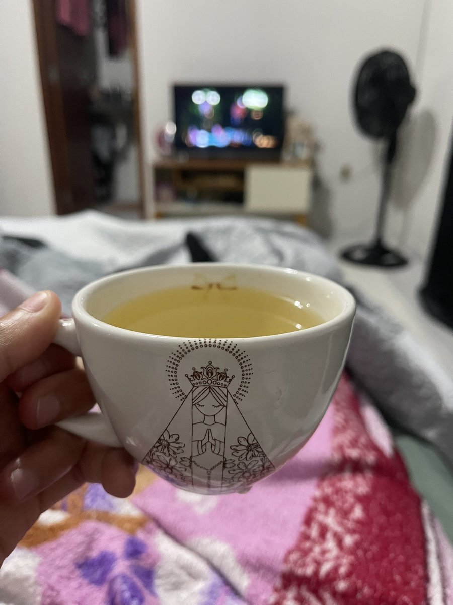 heysassa_'s tweet photo. de dia um red bull pra ficar acordada e a noite um chá de camomila pra dormir https://t.co/gBLQUbFXgK