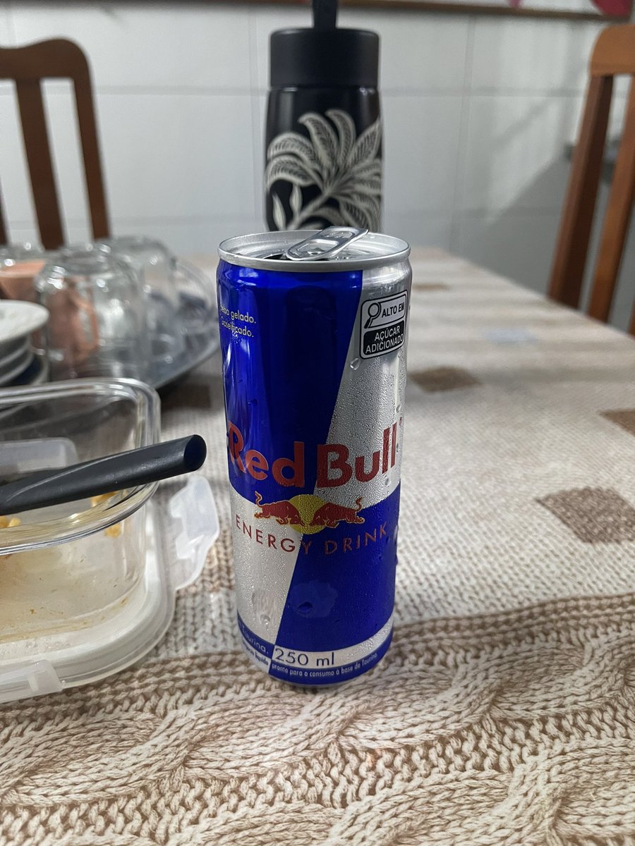 heysassa_'s tweet photo. de dia um red bull pra ficar acordada e a noite um chá de camomila pra dormir https://t.co/gBLQUbFXgK