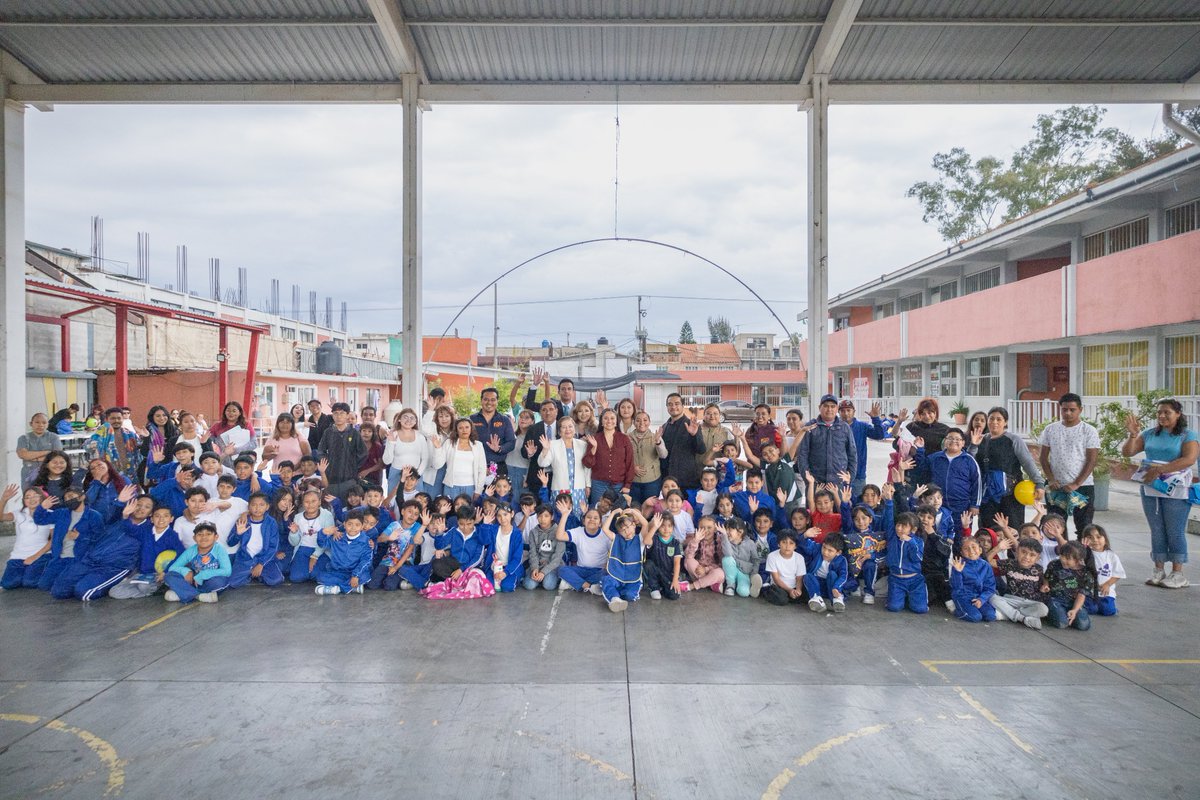 NoemiJuarezSEB's tweet photo. y donamos libros para su biblioteca escolar.
Muchas gracias a todas las maestras y maestros por su invitación y gran dedicación.
#EducarParaTransformar https://t.co/JUWPpZGSbS
