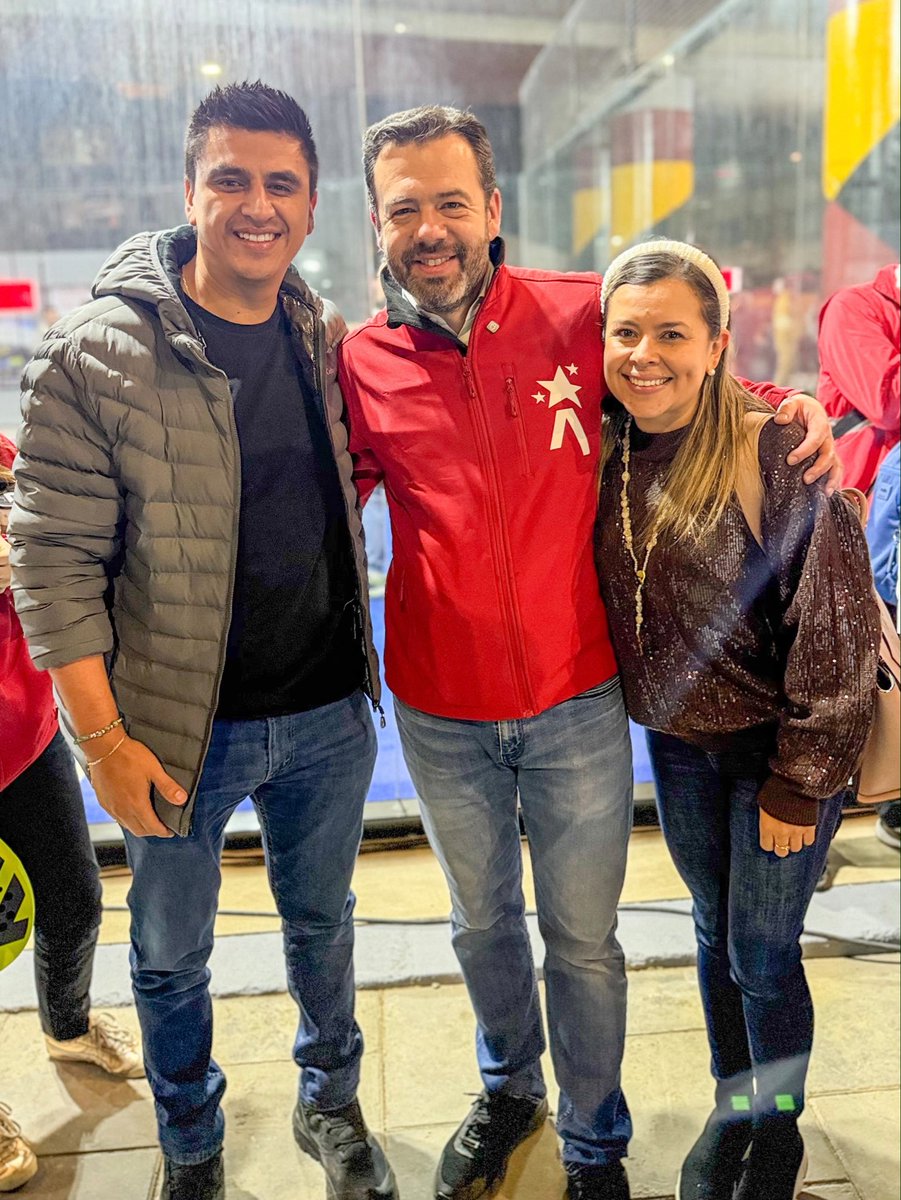 SaavedraMDavid's tweet photo. Los bajo puentes en Bogotá ya no seguirán siendo lugares deprimidos, oscuros e inseguros. Ahora serán emblemas de nuestra ciudad.

Estuvimos con el alcalde @CarlosFGalan y la directora @luciabastidasu en la inauguración de “Puentes que unen” de la calle 63 con Av. Boyacá donde el escenario se aprovechó para instalar una cancha de pádel y juegos de diversión para los niños y niñas de Engativá. 

El reto que tenemos, es cuidar estos espacios que son para la comunidad, garantizando su seguridad y conservación.