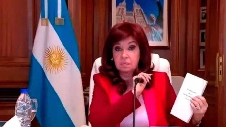 ailuucaab_'s tweet photo. como me mira mi ginecologa despues de decirle q no me gusta cojer con forro https://t.co/fRRUuEt9AF