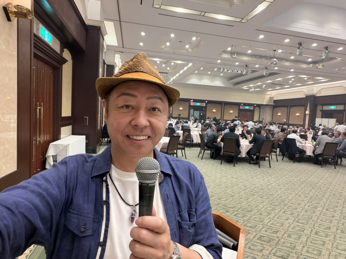 yutakadayon's tweet photo. 昨日は「第10回 HIROSAKI納涼縁会」
今年も総合司会を務め���せていただきました🎤

ご来場いただいた皆さま、出店・運営に携わった皆さま、本当にお疲れさまでした！
そして、お心遣いもありがとうございました🙇‍♂️

私も……
しゃべって、歌って、クイズやって、
昨日もよく働きました（笑）🎤😂 https://t.co/8vimd4qsFZ