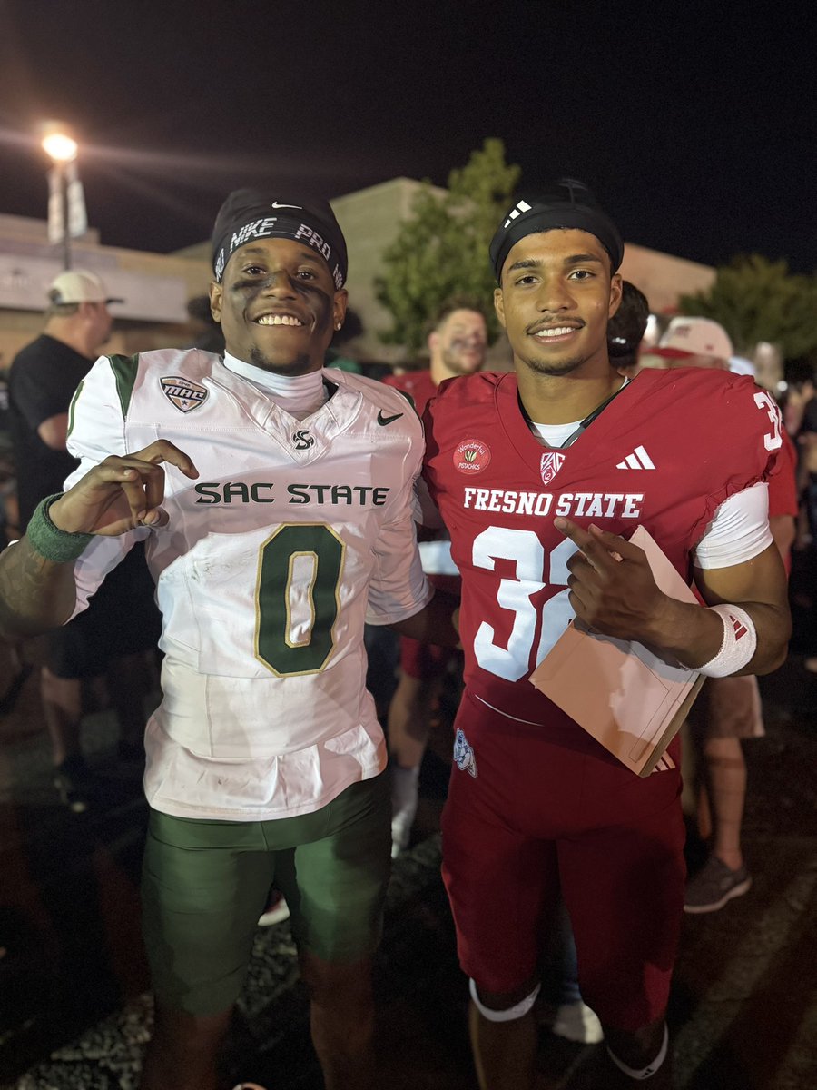 ElishaCanales1's tweet photo. Brothers!!! @LBPoly_Football  #562 @donnszn_ https://t.co/3QN2WVV9XG
