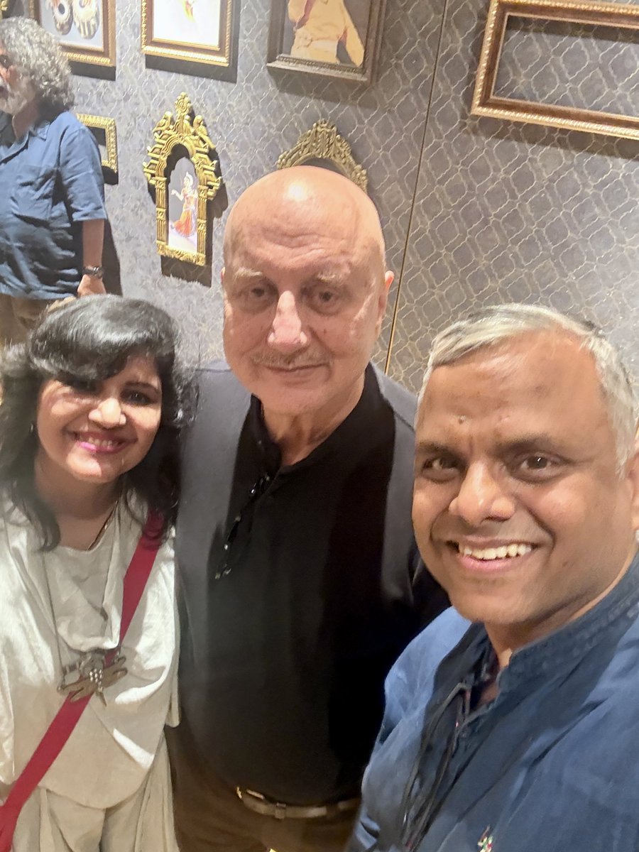 ashishag_76's tweet photo. @AnupamPKher @ShashiTharoor Had the pleasure of watching Jaane Pehchane Anjaane at Mumbai.
Amazing play.👍👍
“Ghanta khali lolak gayab” 😊 https://t.co/4CurLRjT8l