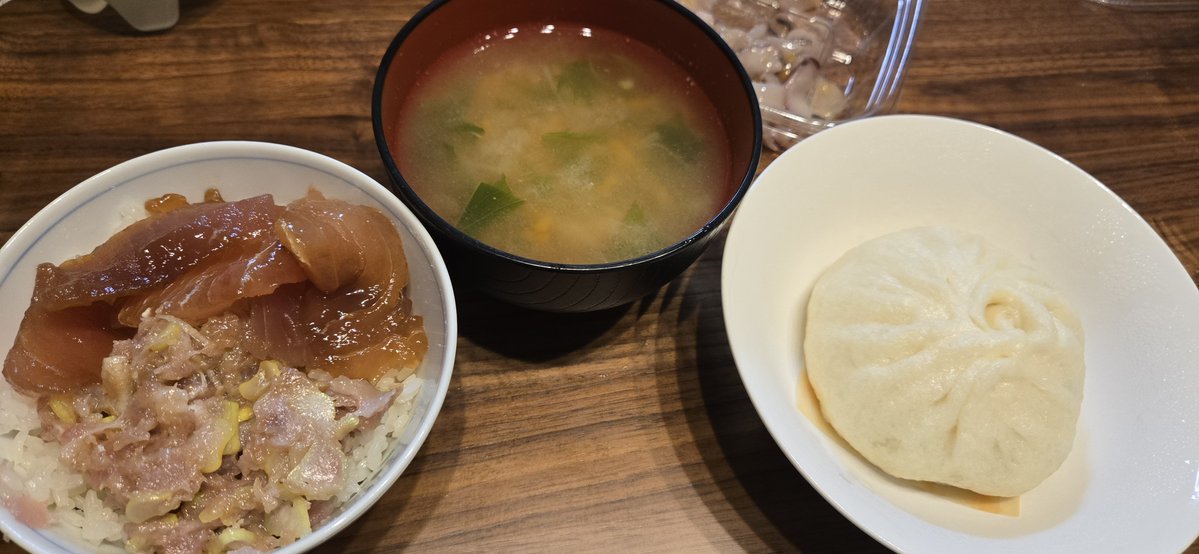1081kcal's tweet photo. 昨日の夕食
まぐろ漬け丼
551蓬莱　豚饅
味噌汁 https://t.co/dBL4cHCCH4