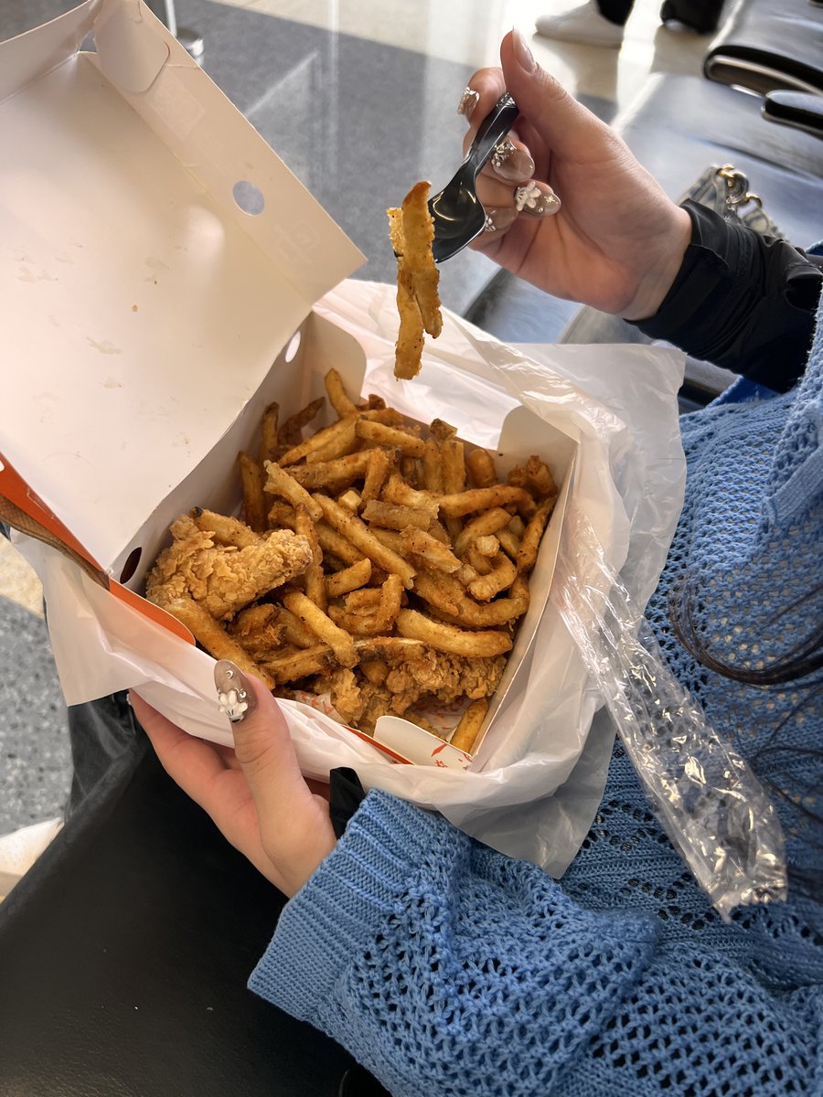 WAKYA_FD3S's tweet photo. 自由の国上陸
早速朝食でサイズの洗礼受けた
スタバはS頼んだのに嫁の顔よりデカい🤣 https://t.co/DXT7jHGoM4