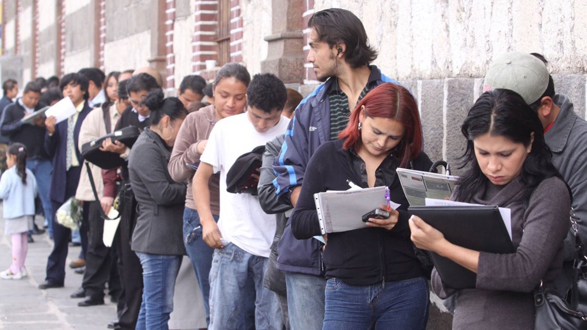 perfilcordoba's tweet photo. EL DESEMPLEO SALTÓ AL 10,5% EN EL GRAN CÓRDOBA: ES EL SEGUNDO REGISTRO MÁS ALTO DEL PAÍS

El mercado laboral del Gran Córdoba mostró un retroceso durante el segundo trimestre de 2026. Según los datos de la Encuesta Permanente de Hogares (EPH) del Indec, 87 mil personas estaban desocupadas, frente a las 73 mil contabilizadas en el mismo período del año pasado.

La tasa pasó así del 8,9% al 10,5% en un año. Además, hubo una reducción en la cantidad de personas con empleo: los ocupados bajaron de 747 mil a 736 mil, lo que representa 11 mil puestos menos.

El dato ubicó al Gran Córdoba como el segundo aglomerado con mayor nivel de desocupación entre los 31 relevados, detrás del Gran Rosario, que registró un 11,5%. El promedio nacional, en tanto, fue del 7,9%.

A nivel país también creció la informalidad: alcanzó al 45% de los ocupados, mientras que la cantidad de trabajadores informales aumentó en alrededor de 348 mil respecto del segundo trimestre de 2025.

+ información en: https://t.co/pMuVXbgHRT