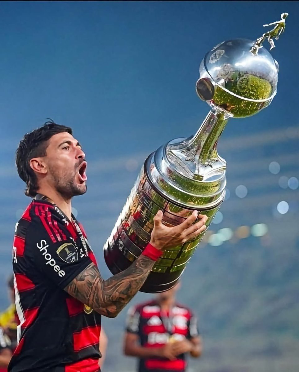 OficialSala12's tweet photo. Arrascaeta acaba de fazer o maior "Gol espírita" do Flamengo na geração 2019 pra frente.

Que coisa de maluco https://t.co/6GxtrwVk0z