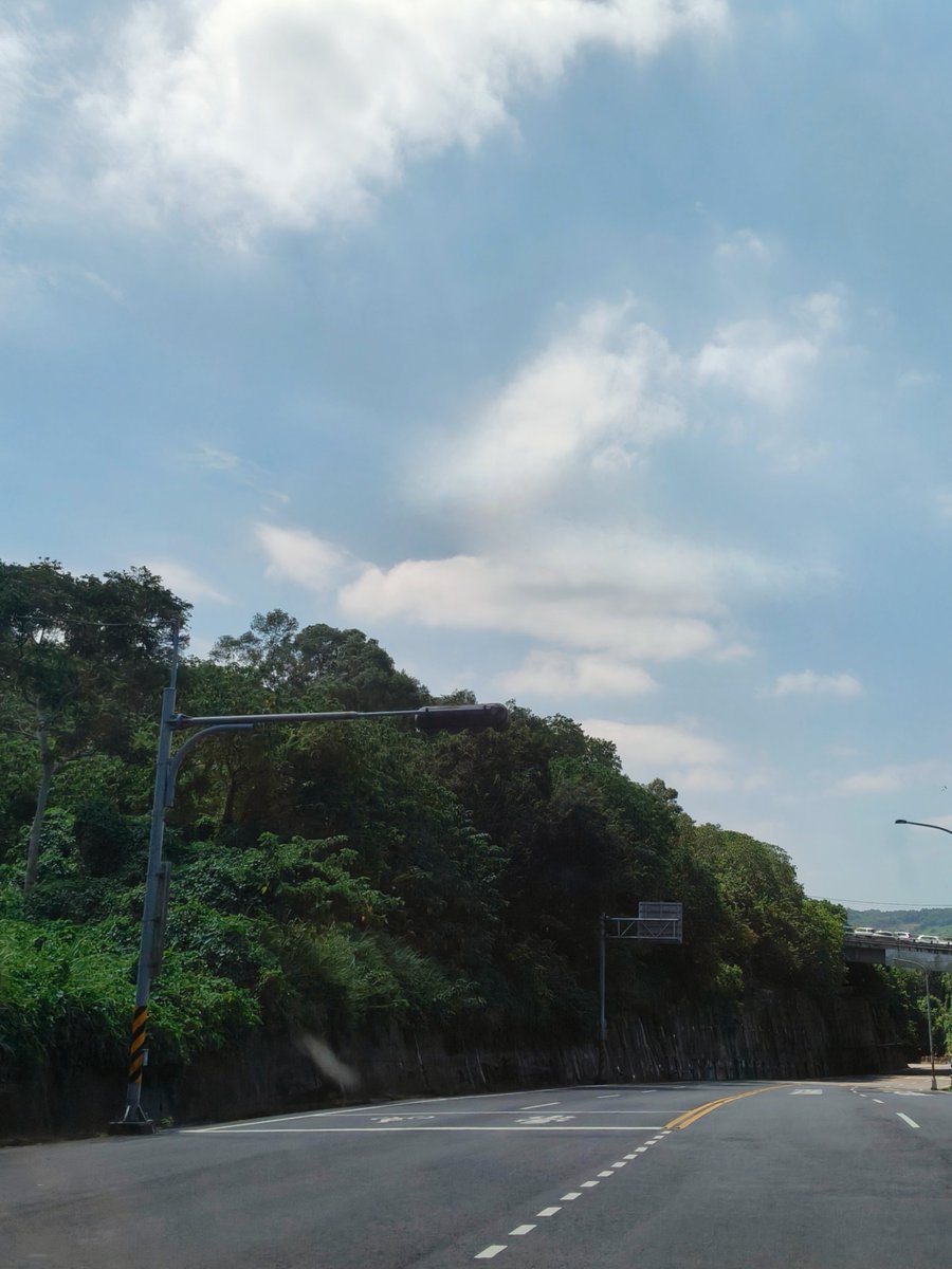 Jarry829470's tweet photo. 開啟今天的外掛啦。
人夫爸爸們的世界每天都在打仗！
但只要心裡有一處歇腳安靜踏實的專屬位置，腳步就能走得無比篤定走的更遠...😌 https://t.co/WWUOG8EGPN