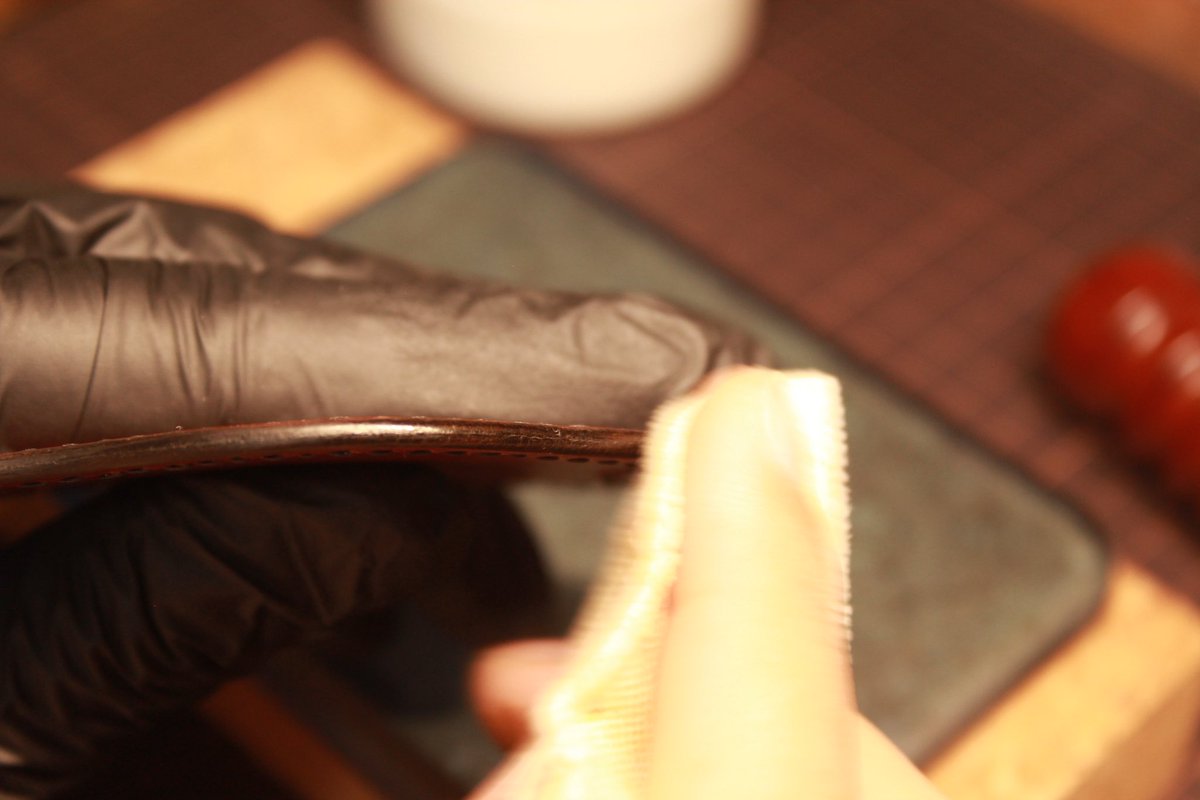 satoshi_etoh's tweet photo. スリッカーの細かいところ→間隔の広いところ→また細かいところ、と磨いて、続いて帆布で角を潰さない程度に優しく磨いていく。

磨いた部分から、明らかに艶が増していくのが精神衛生上とても良い。 https://t.co/jMZTOfRW5G
