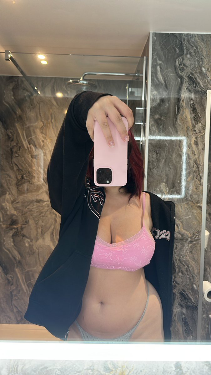 fullyanxgel's tweet photo. Hotel together ?;) https://t.co/8Wa2Ubh6KE