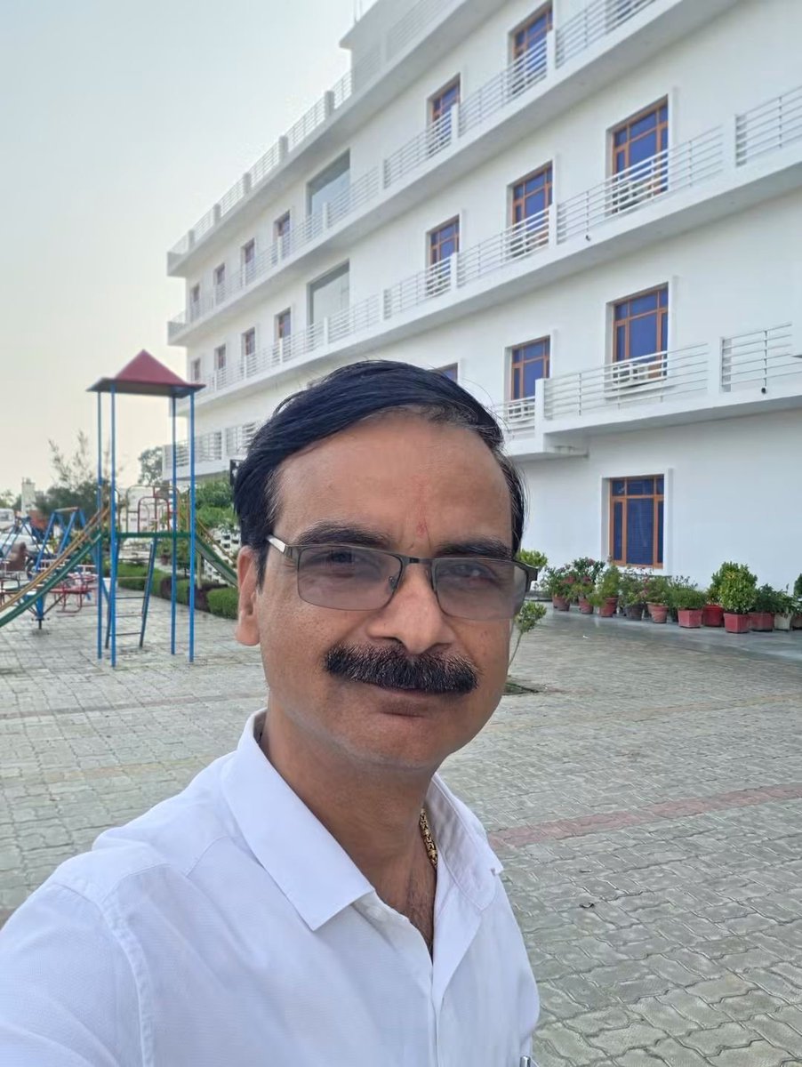 Ramji6077865456's tweet photo. उत्तर प्रदेश के प्रमुख समाजसेवी एवं जरूरतमंदों की आवाज बनकर निरंतर जनसेवा में समर्पित मेरे बड़े भाई, परम आदरणीय श्री विवेक शर्मा जी @Lko_VivekSharma को जन्मदिन की अनंत-अनंत शुभकामनाएं एवं हार्दिक बधाई। 🎂🎉

अमीर हो या गरीब, शोषित हो या वंचित—हर जरूरतमंद की समस्या को अपनी समस्या समझकर उसके समाधान तक अधिकारियों और पीड़ित का साथ निभाना, आपकी सेवा भावना को दर्शाता है।

प्रभु श्री बांके बिहारी जी से प्रार्थना है कि आपको उत्तम स्वास्थ्य, दीर्घायु, सुख-समृद्धि एवं समाजसेवा के लिए निरंतर शक्ति और संबल प्रदान करें। 🙏🙏

आप इसी तरह जनहित की आवाज को मजबूती से उठाते रहें और जरूरतमंदों का सहारा बनते रहें। 🙏🙏

जन्मदिन की पुनः अनंत शुभकामनाएं, बड़े भाई साहब। 💐🎉

                                                                आपका अनुज ,
                                                                राममूरत गुप्ता
                                                        जिला संवाददाता, बहराइच