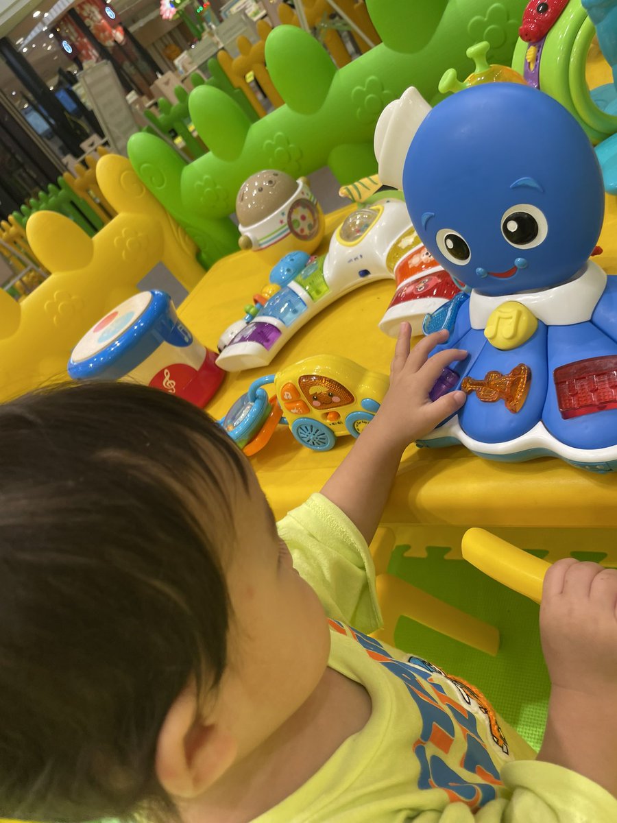 kotamaaa's tweet photo. 音が鳴るおもちゃ、
首を振ってリズム取るようになった。

音が鳴ったら大半は首振ってるw
10ヶ月boy. https://t.co/aETujYY968