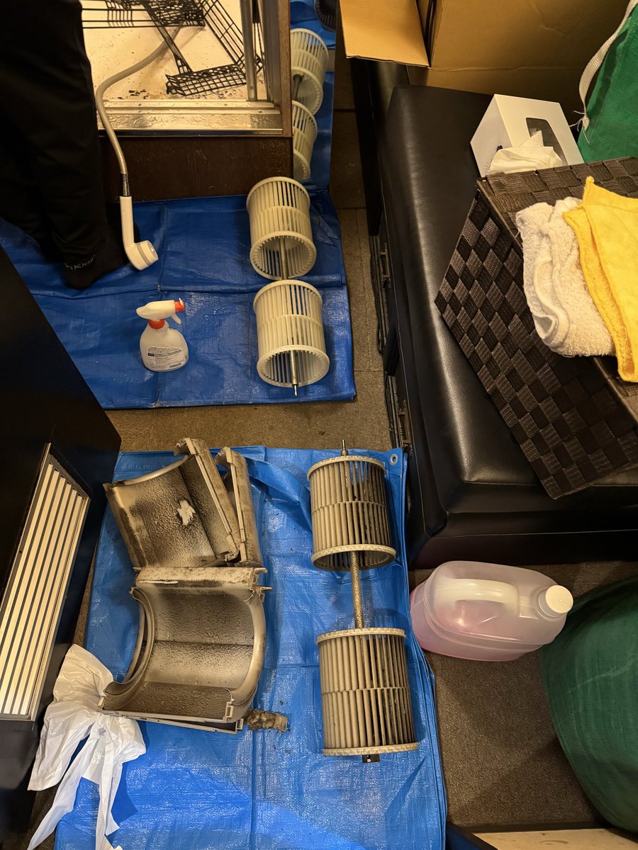 aromaluxe1010's tweet photo. エアコン修理、清掃を依頼しました。
どんだけいいキャスト様がいても
空気が悪かったり不潔なのは論外で
また来たい、また働きたいと思われる店舗作りを意識しています。 https://t.co/vx9mexElgH