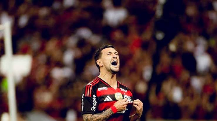 BrunoGuimaLopes's tweet photo. Secadores, a camisa de um tetra-campeão da Libertadores pesa. A camisa do maior time do Brasil pesa. O manto do Flamengo pesa! Acabou aquela história de "flamengada". Flamengada, hoje, é sinônimo de gigantismo e imposição. O atual campeão segue pra mais uma semi-final. https://t.co/eIGx012Rgu