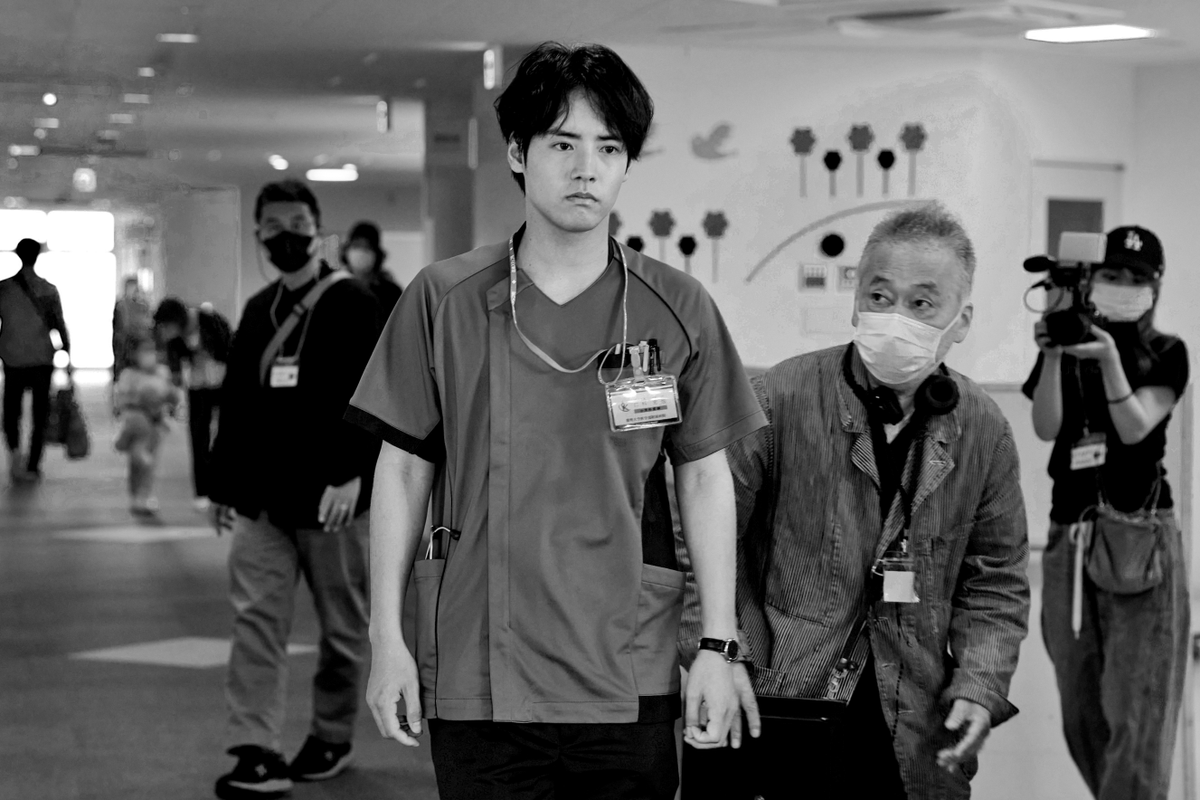 drama_wowow's tweet photo. ■□#虚ろな十字架ーbehindthescenesー□■
　
【第2話 メイキング】
瀬々監督と演出の綿密な協議を重ねる #赤楚衛二 さん🎬
真剣な表情から、役柄に向き合う熱い思いが伝わってきます！
　
✛連続ドラマＷ　東野圭吾「虚ろな十字架」✛
　
第3話 9/20(日)午後10:00放送・配信
　
#香取慎吾 #WOWOW https://t.co/FOQzyaHTjB
