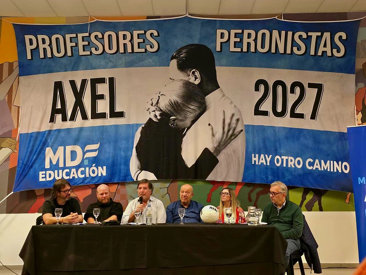 Profperonistas's tweet photo. En📍 Santa Clara del Mar, nos encontramos Profes Peronistas de toda la PBA💙 en un nuevo encuentro de @MDFEducacion.
Porque la Educación Pública no se defiende desde los discursos: se defiende organizando, militando y construyendo propuestas.
@Kicillofok @AlbertoSileoni @Leot14 https://t.co/EFEbTGqpJt