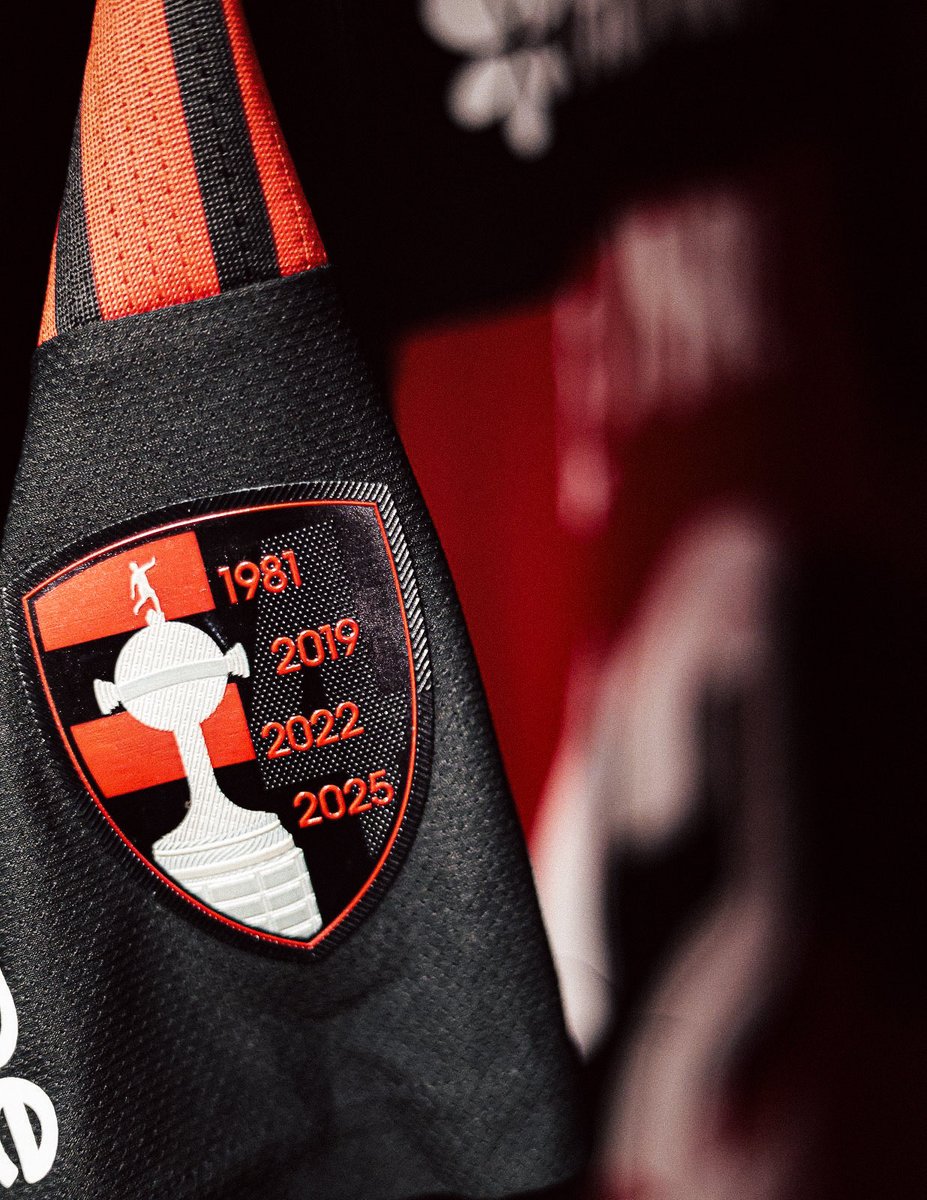 iSempreFlamengo's tweet photo. Pelo Penta! 

CLUBE DE REGATAS DO FLAMENGO 

O Colossal! https://t.co/9wXQGAU0UI