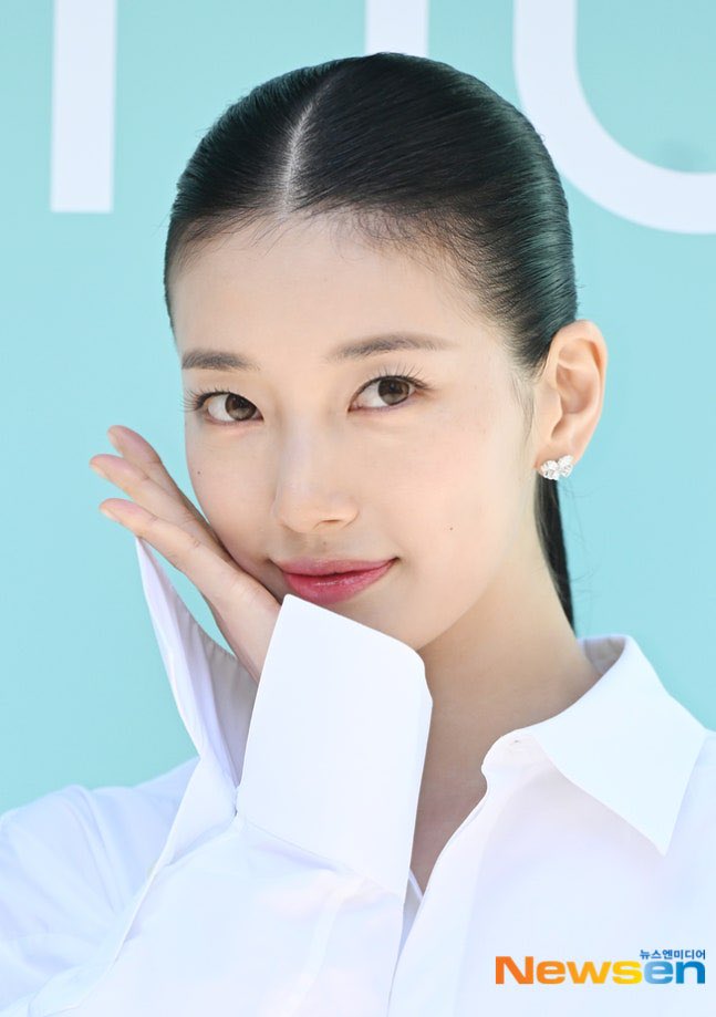 shuzkay's tweet photo. 260918 ANUA 아누아 

ANUA Global ambassador SUZY attends the opening ceremony of ANUA PDRN pop-up store at Olive Young in Seongsu-dong, Seoul 

#SUZY #수지
#ANUA #아누아 https://t.co/xT5OLc9XMO