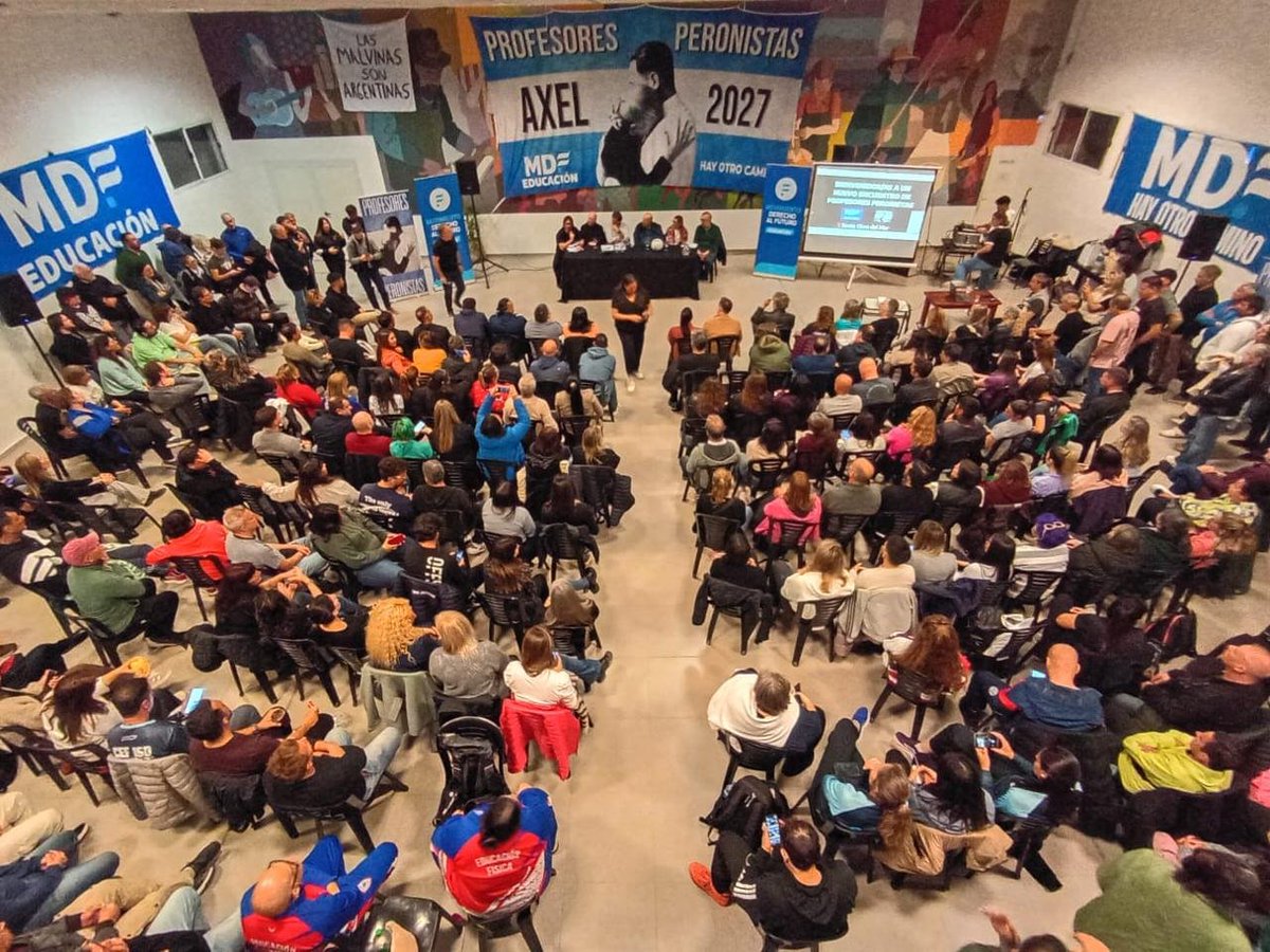 Profperonistas's tweet photo. En📍 Santa Clara del Mar, nos encontramos Profes Peronistas de toda la PBA💙 en un nuevo encuentro de @MDFEducacion.
Porque la Educación Pública no se defiende desde los discursos: se defiende organizando, militando y construyendo propuestas.
@Kicillofok @AlbertoSileoni @Leot14 https://t.co/EFEbTGqpJt
