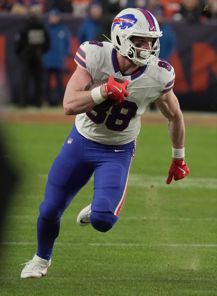 kinobets's tweet photo. ¡Cayó el segundo verde del día! Dawson Knox atrapa su segunda recepción y cobra sin despeinarse. 

✅ Dawson Knox OVER 1.5 Recepciones (Cuota 2.20) 

Ya con dinero en el bank disfruten del resto del juego 🫶🏻

⁠#NFL⁠ ⁠#BillsMafia⁠ ⁠#ThePropLab⁠ ⁠#InMoneyWeTrust https://t.co/QK3WEifSBs
