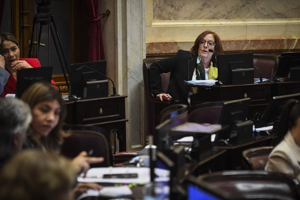 alevigo's tweet photo. Hoy logramos un gran avance con la aprobación en el Senado de la reforma de la Ley de Biocombustibles en la que venimos trabajando desde hace varios años, cuando presenté el primer proyecto que promovió el debate referido a la mezcla obligatoria de biocombustibles con combustibles fósiles (naftas y gasoil).
Con esta iniciativa se aumentan los cortes mínimos obligatorios para bioetanol de 12% a 15% y para el biodiesel de 7.5% al 10%, pasado un año de aprobada la ley. Se garantiza un piso del 4% para pymes productoras no integradas hasta el año 2036, lo que les otorga mayor previsibilidad.
Representa desarrollo y más trabajo para Córdoba y la Región Centro, ya que con cada punto de corte que aumentamos se generan 200 puestos de trabajo directos.
Esto agrega valor a nuestra producción agropecuaria en origen y genera oportunidades de inversión.
Córdoba lidera esta transición energética, garantizando menos emisiones de Gases de Efecto Invernadero, más inversión y empleo federal.
Quiero agradecer a la senadora @FlaviaRoyon por su trabajo al frente de la Comisión de Minería, Energía y Combustibles, clave para consensuar el dictamen que permitió llegar a este resultado.
Seguir apostando por los biocombustibles es defender el desarrollo de Córdoba y de todo el país.

@gobdecordoba @SenadoArgentina @MinAgriCba @MinSPcba @ObrasMinSP