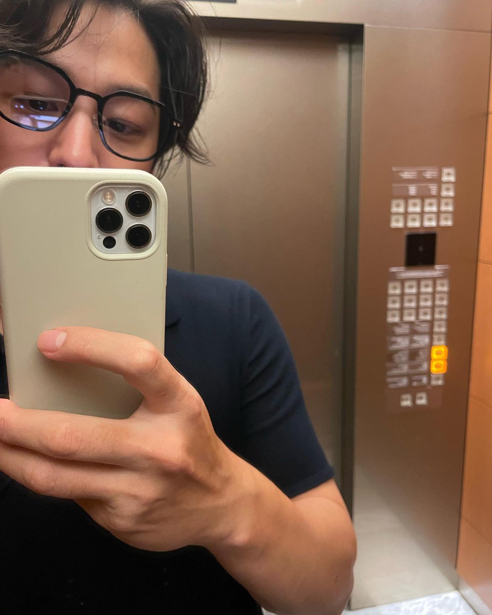 KllMBUM's tweet photo. Mirror check before heading out, messy hair and all. Have a good day. https://t.co/LRcRwi0Beo