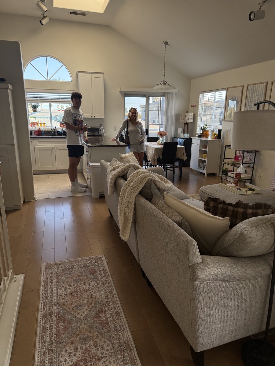 enthused's tweet photo. Carter’s launched to @UCSD where he’s met up w/ his sister, a senior at @SDSU. While she has a house in Pacific Beach, he’ll be adjusting to dorm life in La Jolla. 🏖️🌊🕶️ 📚 🔱 https://t.co/4TOSea1nGG
