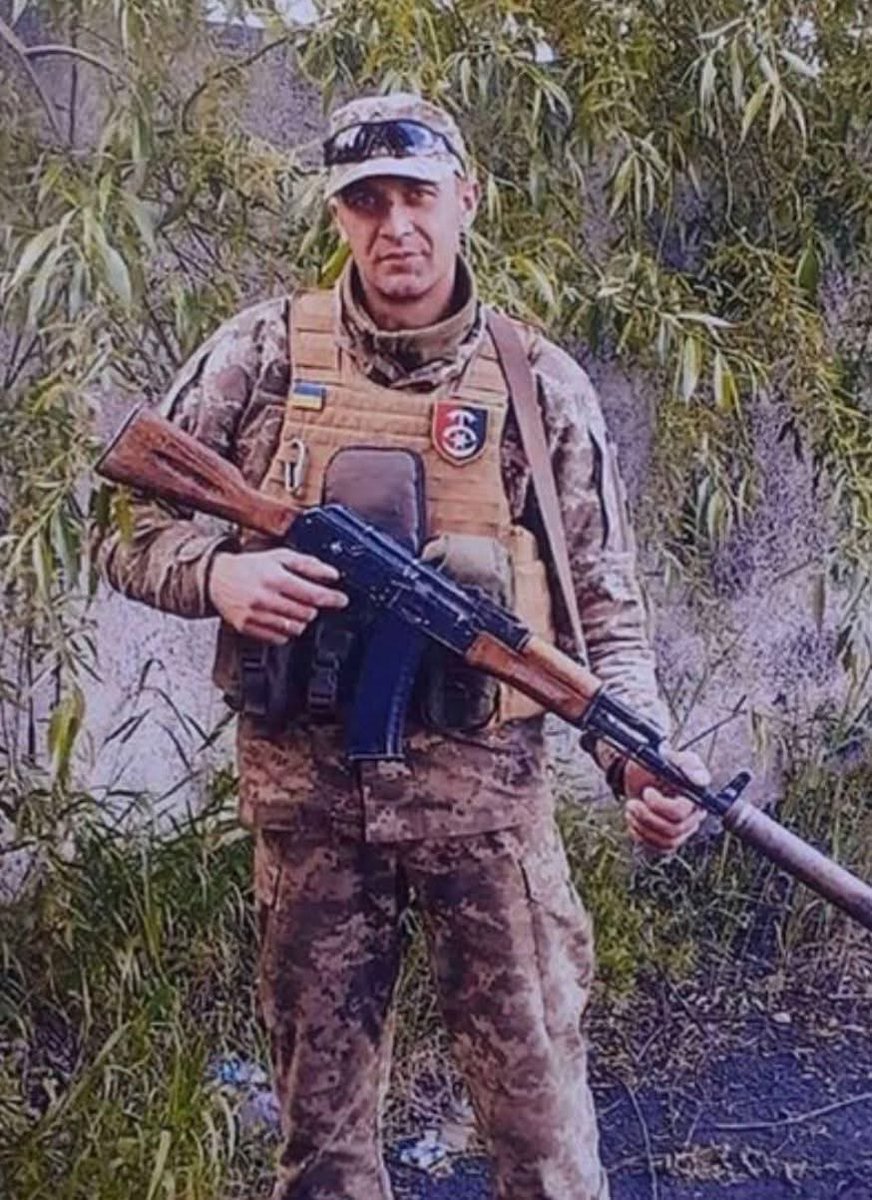 volodarskijo's tweet photo. Він помер вдома від пухлини мозку. А тепер йому відмовляються ставити банер на Алеї пам’яті в рідному місті. Бо "не той статус".

Сергій Вознюк на другий день повномасштабного сам прийшов у військкомат. 

Два з половиною роки служби. Дві контузії. Після другої - він перестав говорити, не впізнавав себе, не пам’ятав, хто він. 

Рідні буквально витягували його з того стану в госпіталях Києва, Житомира, Звягеля та Андрушівки.

А потім лікарі знайшли пухлину мозку. Спочатку - нібито незначну, і його знову відправили на передову. 

Та згодом КТ показало, що збільшилась. Судоми, втрата свідомості, слабкість у ногах. 

Його перевели до штабу, потім визнали обмежено придатним, а згодом звільнили через інвалідність. 

Лікар прямо сказав матері: "Він уже не боєць. І, на жаль, не жилець". 

Вдома він прожив ще пів року. Помер 4 травня 2025 року. Набряк мозку через неоперабельну пухлину. 

ВЛК визнала: захворювання виникло під час захисту Батьківщини. До служби він був абсолютно здоровою людиною.

Його поховали як військового. Але минуло понад три місяці - а банера на Алеї пам’яті в Андрушівці, де він народився й виріс, досі немає. 

Матері відповіли: "У нього другий статус. Він помер не на полі бою, його тіло не привозила військова частина". 

Для родини це звучить як ляпас. Адже людина віддала здоров’я і життя за країну - просто померла не в окопі, а вдома, на руках у рідних.

Міська влада каже: є рішення виконкому - вшановувати лише тих, про кого є сповіщення від військової частини про загибель у зоні бойових дій. 

Але зараз ситуацію намагаються виправити: провели опитування серед родин загиблих, і більшість підтримали вшанування демобілізованих, які померли вдома. 

Поки ж дружина й мати Сергія Вознюка їздять до Бердичева - до чужої Алеї Героїв, де його фото вже є. 

Щоб у пам’ятні дні покласти квіти чоловікові й батькові. Бо вдома, у рідній Андрушівці, для нього місця на Алеї пам’яті не знайшлося.