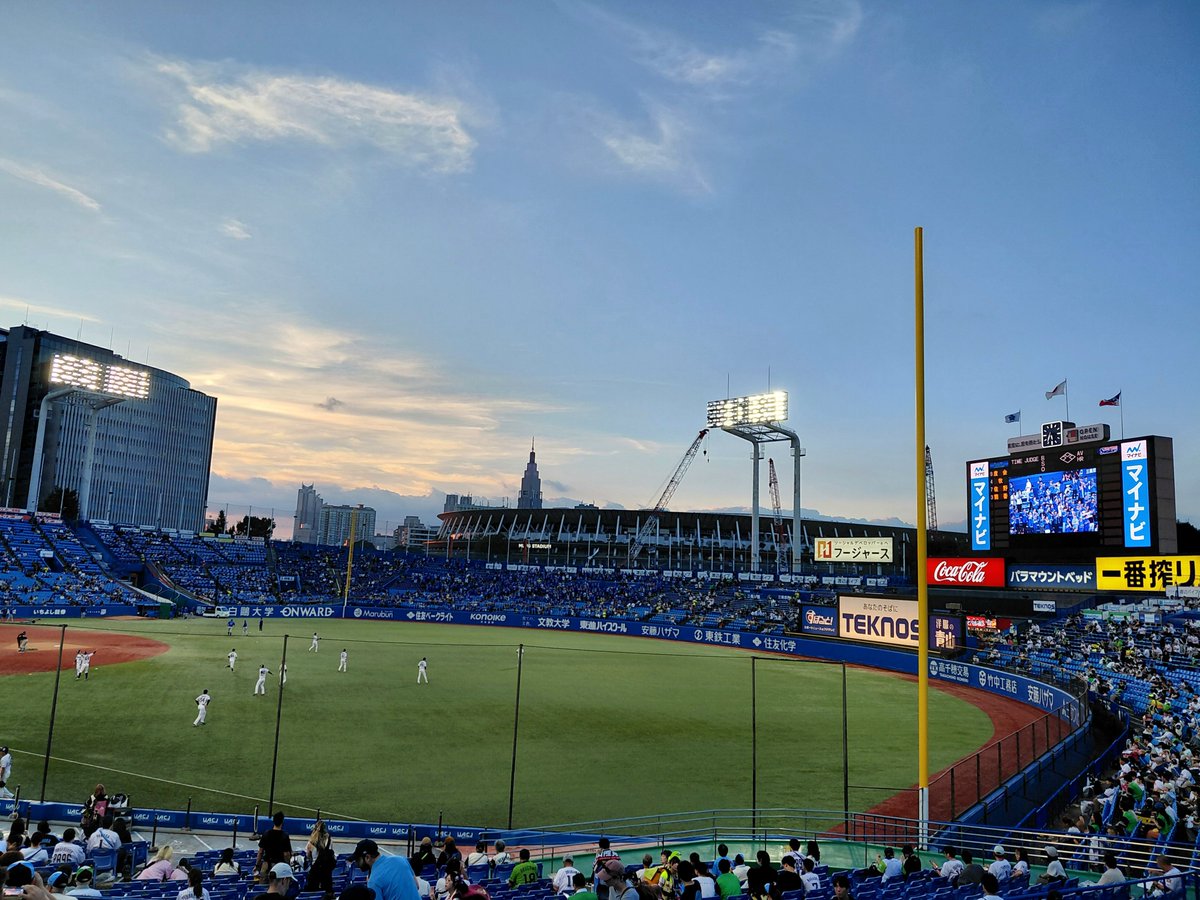 Firstfielder's tweet photo. ●1-2ベイスターズ。穏やかで絶好の生ビール半額(¥450)観戦日和でした。来年も来るよー(^^)v@神宮球場⚾️Openです！ https://t.co/Pxray7PJDc