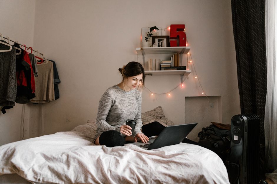 gogirlinsurance's tweet photo. Heading to uni this week? 

Uni checklist:
✅ Bedding including mattress protector
✅ Kettle
✅ 47 phone chargers 😄
✅ Car insurance sorted before you leave

Get a quote 👉 https://t.co/l9b6btC5LT

#FreshersWeek #YoungDrivers #FirstCar https://t.co/2tfIhx4myJ